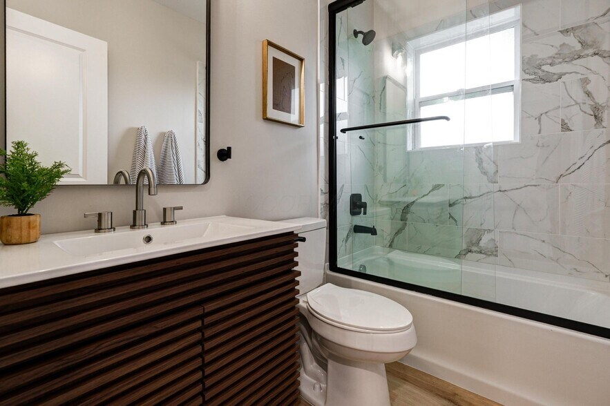 Building Photo - 2589 Dayton Ave