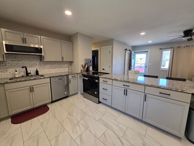 Building Photo - 5 Bed 2 bath Home near Fort Carson!!