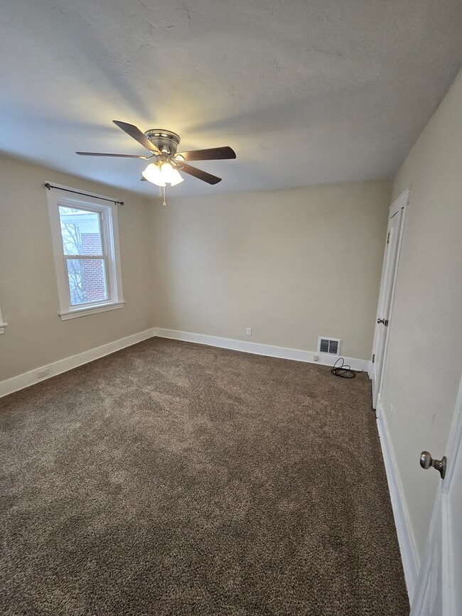 Building Photo - Newly renovated Beechview Home with Bonus ...