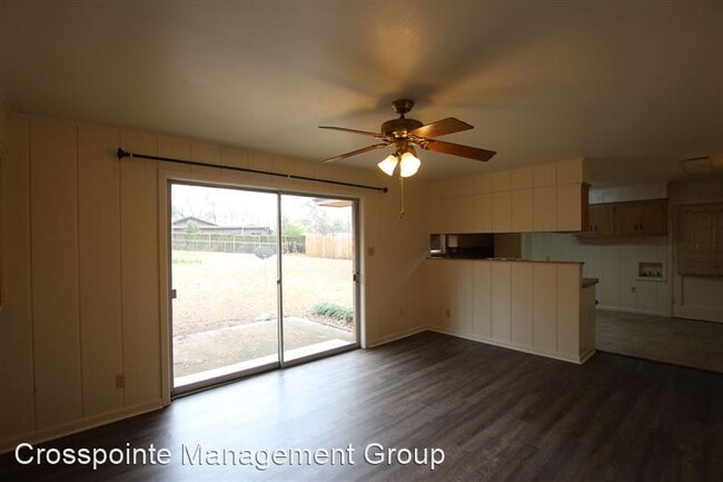 Building Photo - 2725 Tanglewood Dr