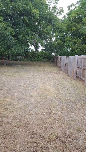 Large Back Yard - 902-B Bret Ln