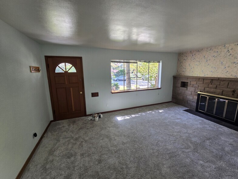 Living Room - 4005 N 24th St