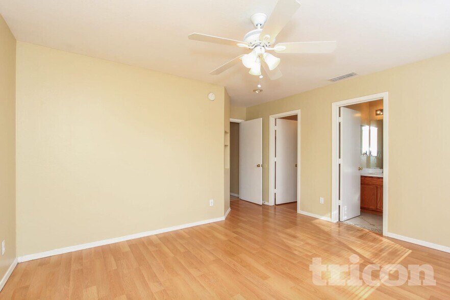 Building Photo - 4127 W Solar Dr