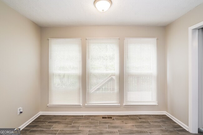 Building Photo - 701 Jamestown Pl
