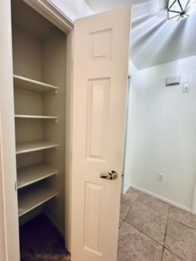 Building Photo - Cozy 1st-floor condo unit with 2 bedrooms and 2 bathrooms. Located in a guard-gated community in ...