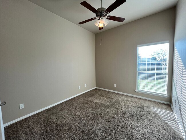 Building Photo - 1506 Poinsettia Blvd