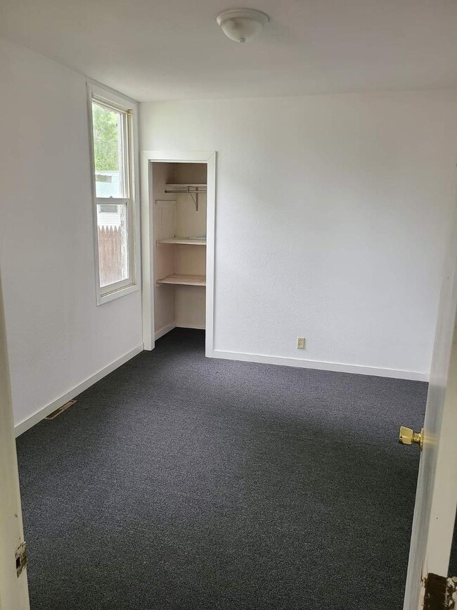 Building Photo - 115 E Somo Ave