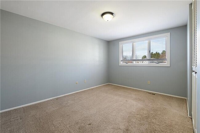 Building Photo - 16 Wheatfield Dr