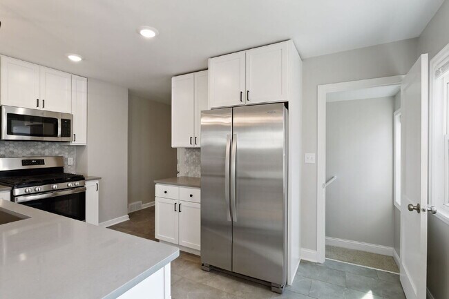 Building Photo - Spacious 4BR/2BA Duplex — Available August...