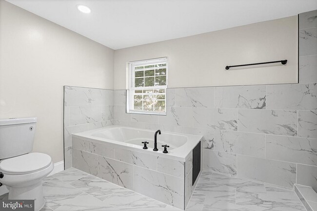 Building Photo - 3 bedrooms, 3.5 bathrooms