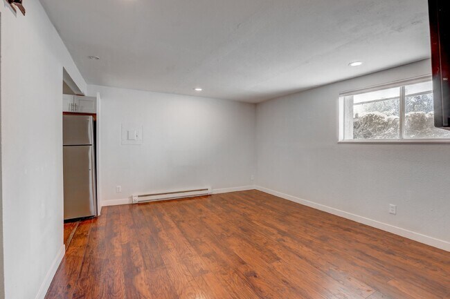 Building Photo - $1,395.95 - 1 Bed Updated Condo right by Cherry Creek Shopping Center!