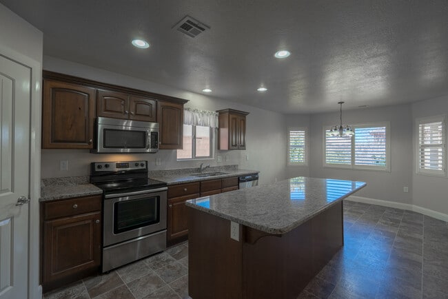 Building Photo - 3 bed 2 bath home with fully-fenced yard