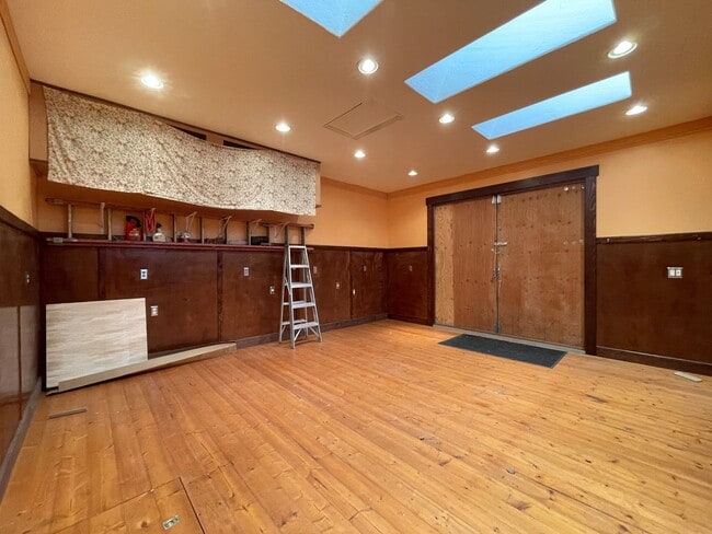 Building Photo - Charming Sellwood Bungalow with Nice Shed, Washer/Dryer, Fenced Yard