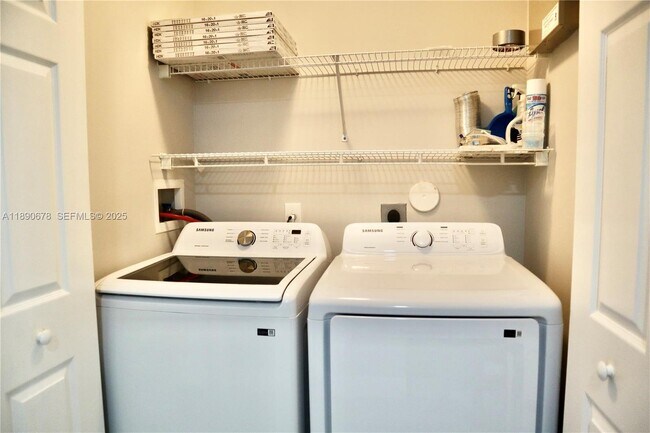 Building Photo - 8656 Southgate Shores Cir