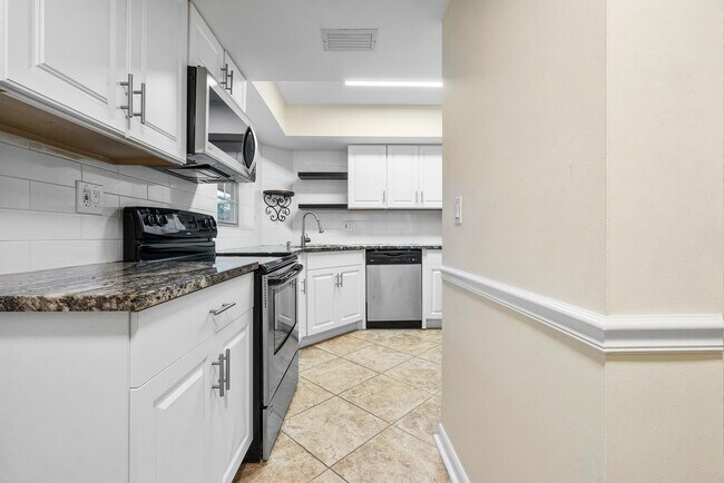 Building Photo - 18081 SE Country Club Dr