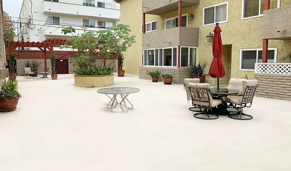 Building Photo - 1242 S Barrington Ave