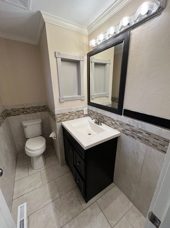 Building Photo - Single Level Home Close to Downtown Redmond - Yard Care Included