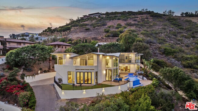 Building Photo - 6380 Meadows Ct