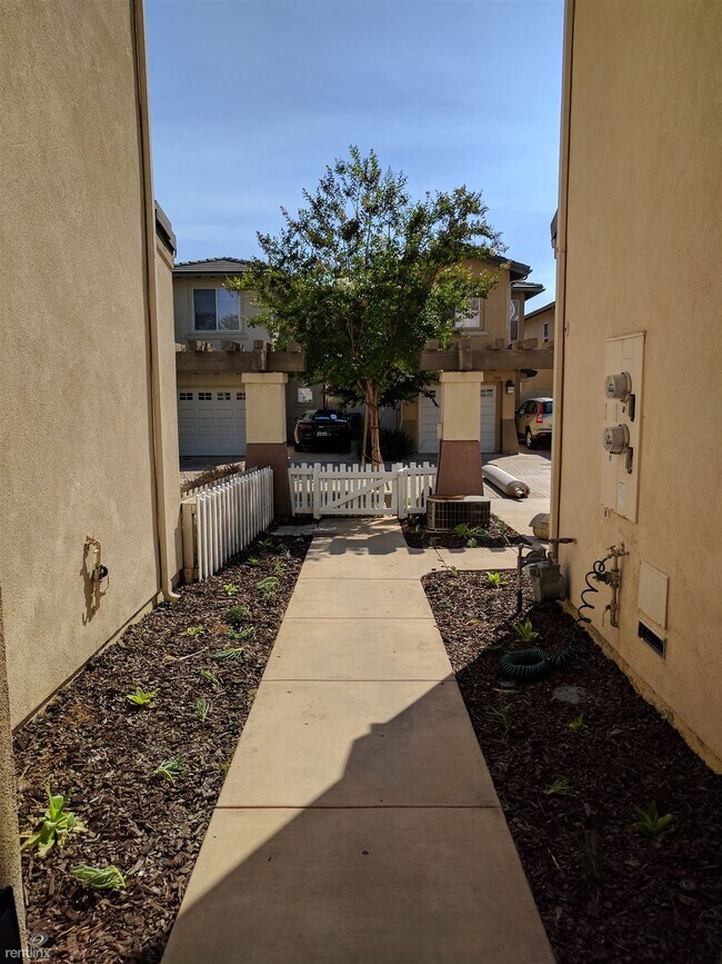 Building Photo - 3 br, 3 bath Townhome - Escondido Park Row