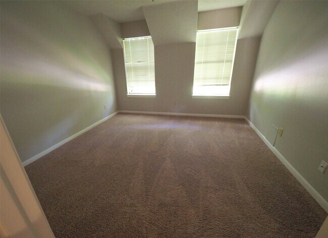 Building Photo - 15122 Greenleaf Ln