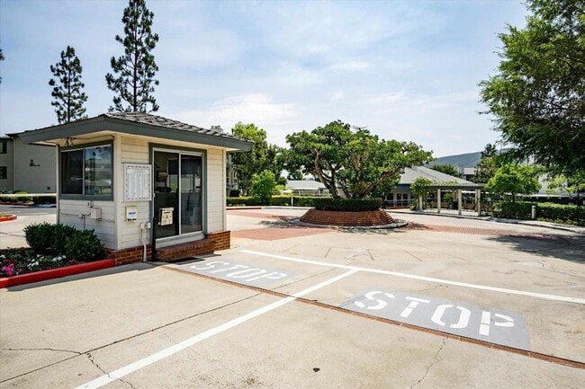 Building Photo - 1560 Circa Del Lago