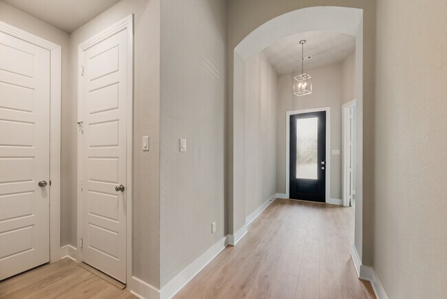 Building Photo - 3105 Columbia Dr