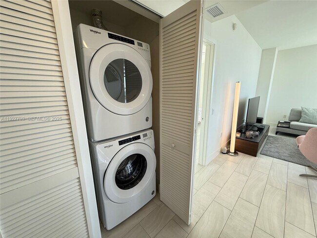 Building Photo - 2000 Metropica Wy