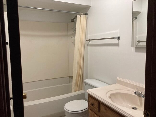 Building Photo - Marylou Unit 10 - 2 Bedroom, 1.5 Bath Town...