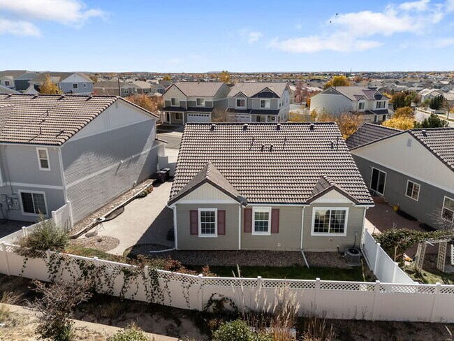 Building Photo - Light and bright 4-bedroom 3 bath beauty i...