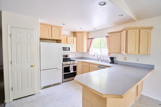 Building Photo - 850 E 550 S