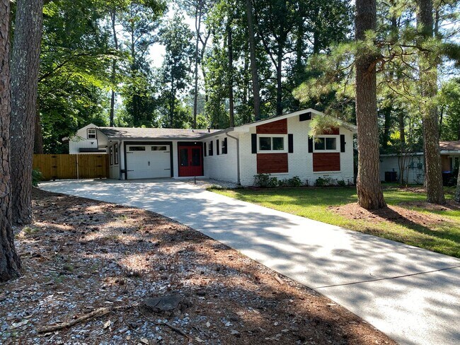 Building Photo - Amazing in town ranch awaits you!