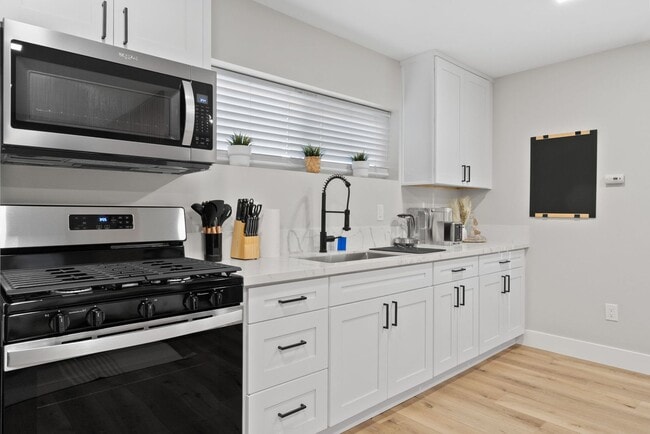 Building Photo - ? Modern Studio in National City – Furnish...