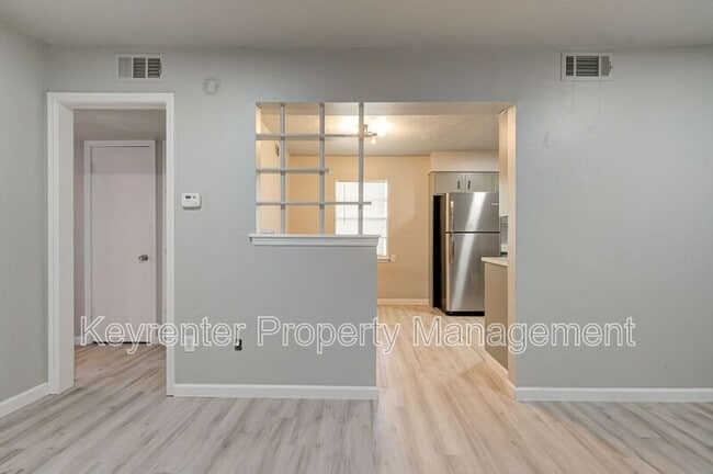Building Photo - 1309 Crown Point Ave