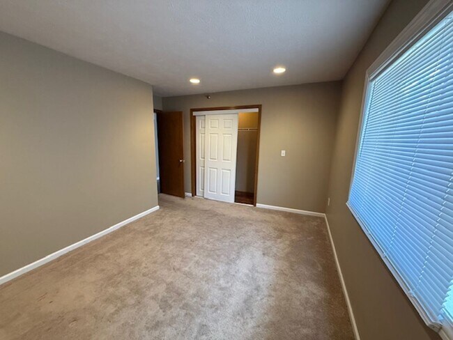 Building Photo - 102-116 Goldenrod Dr.