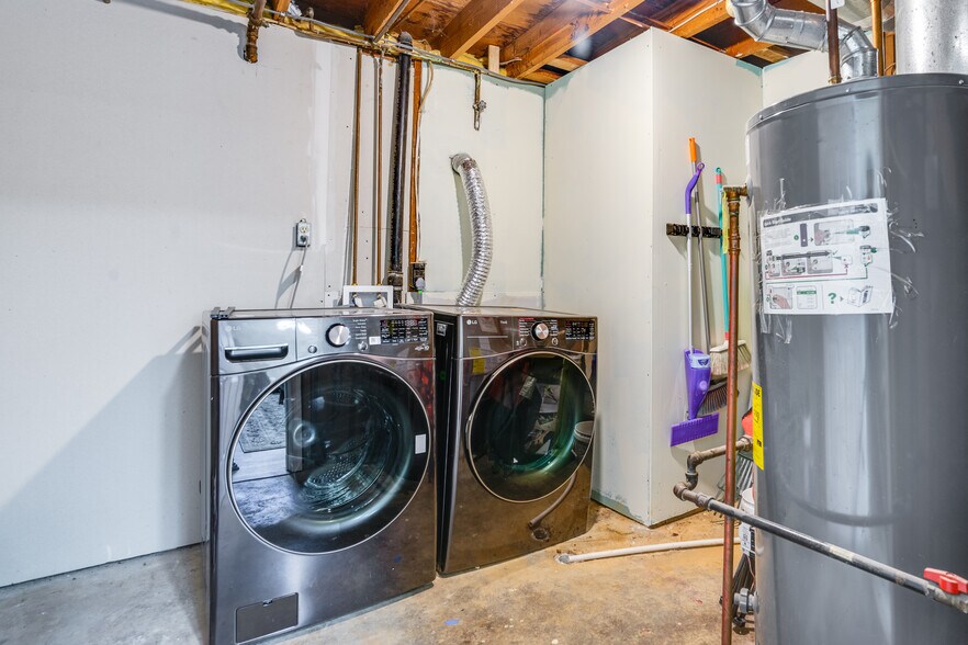 Building Photo - 14220 Fallbrook Ln