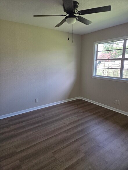 Building Photo - 903 Simpson Rd