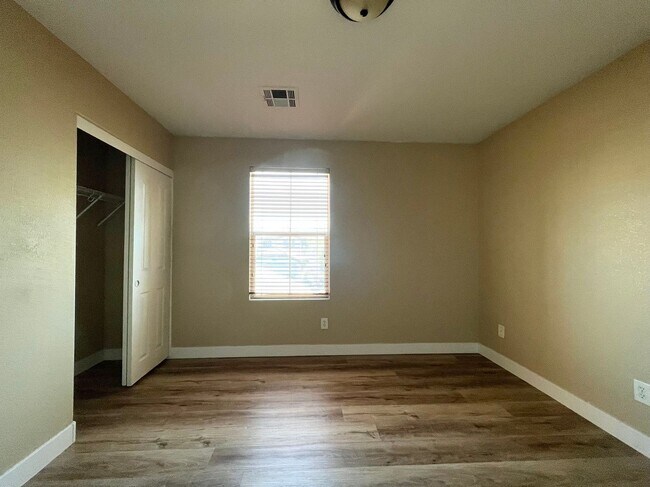 Building Photo - Beautiful 4-bedroom, 2.5-bathroom house