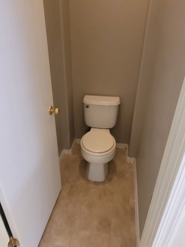 Building Photo - Great 3 bedroom 2.5 bath Two Story House f...