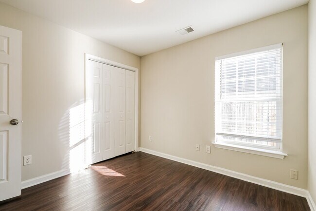 Building Photo - 5 Hill Crest Cir