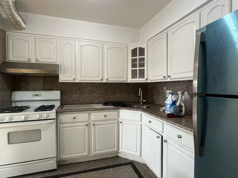 Building Photo - 134-30 57th Rd