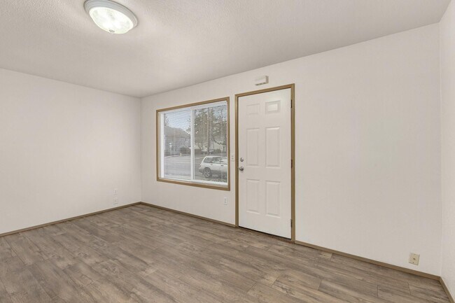 Building Photo - Spacious 2bedroom 1 bath in well maintained 4 Plex!