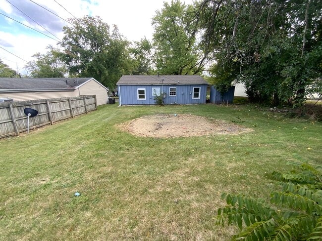Building Photo - 905 Southmoor Dr