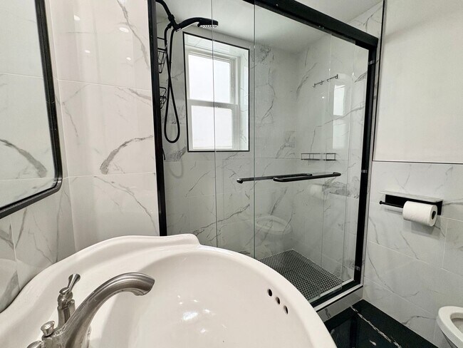 Building Photo - Top-Floor 2 Bedroom Condo in Gated Community with Huge Balcony & Elegant Marble Bath