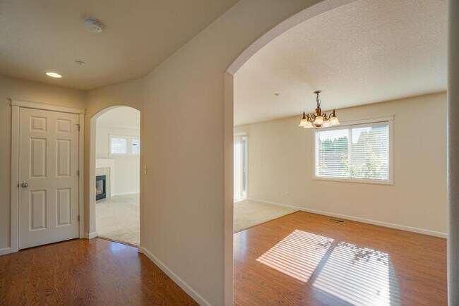 Building Photo - BEAUTIFUL THREE BEDROOM HOME IN VANCOUVER