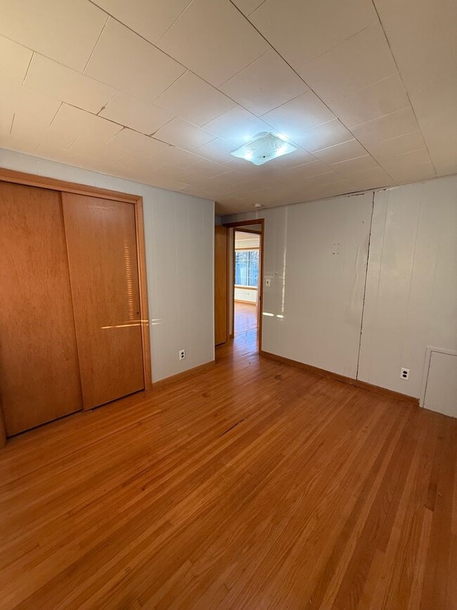 Building Photo - Lake House