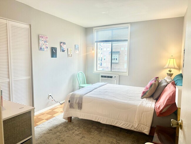 Building Photo - 1 Bed 1 Bath!  Pets Welcome!  Parking!