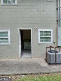 Building Photo - 526 N Oak St