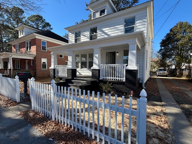 Building Photo - Beautifully renovated four bedroom, three ...