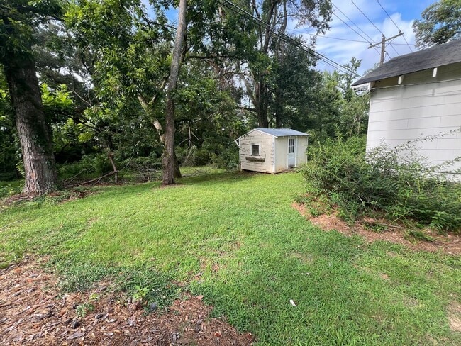 Building Photo - Standalone home with yard close to Square!
