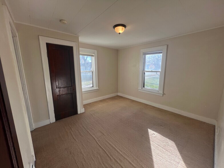 Building Photo - 2041 Charles St